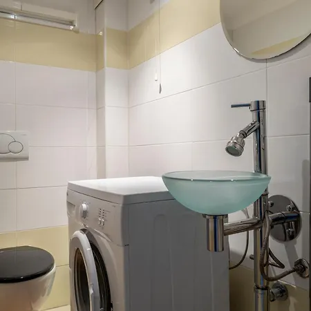 Agreable Mezzanine Proche Plages Et Centre - Fr-1-196-372 * مينتون